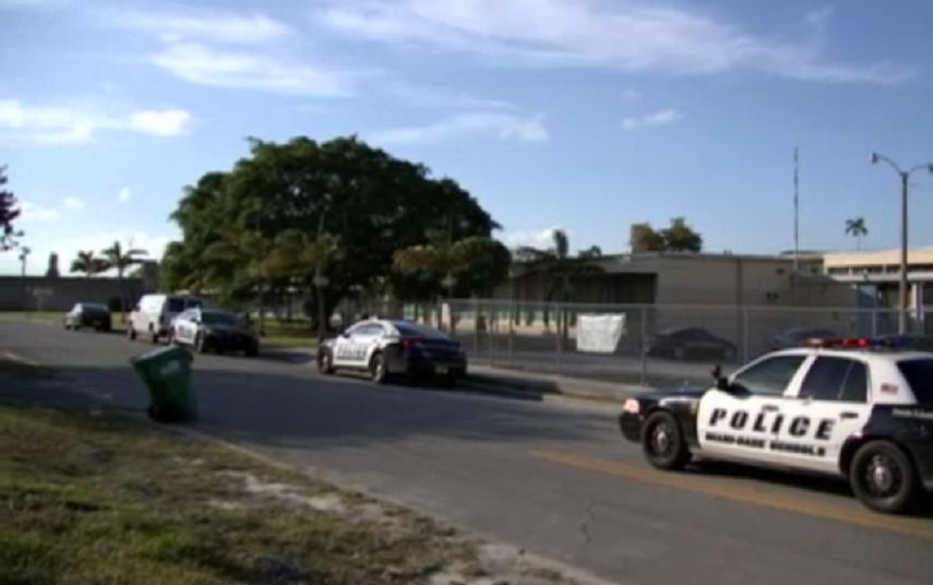 El niño de 12 años, no respondió, y fue llevado de prisa al Jackson North Hospital, donde más tarde murió.