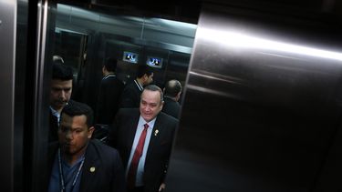 Alejandro Giammattei (cen.), presidente electo de Guatemala, en una imagen del 11 de agosto de 2019.