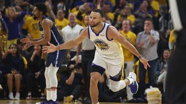 El base de los Warriors de Golden State Stephen Curry reacciona durante el juego 2 de las Finales de la Conferencia Oeste ante los Mavericks de Dallas el viernes 20 de mayo del 2022. 