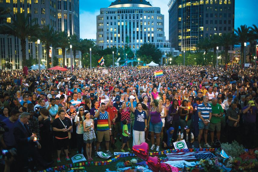 Miles de floridanos acuden al centro de Orlando para mostrar solidaridad con la víctimas del atentado en la discoteca Pulse.