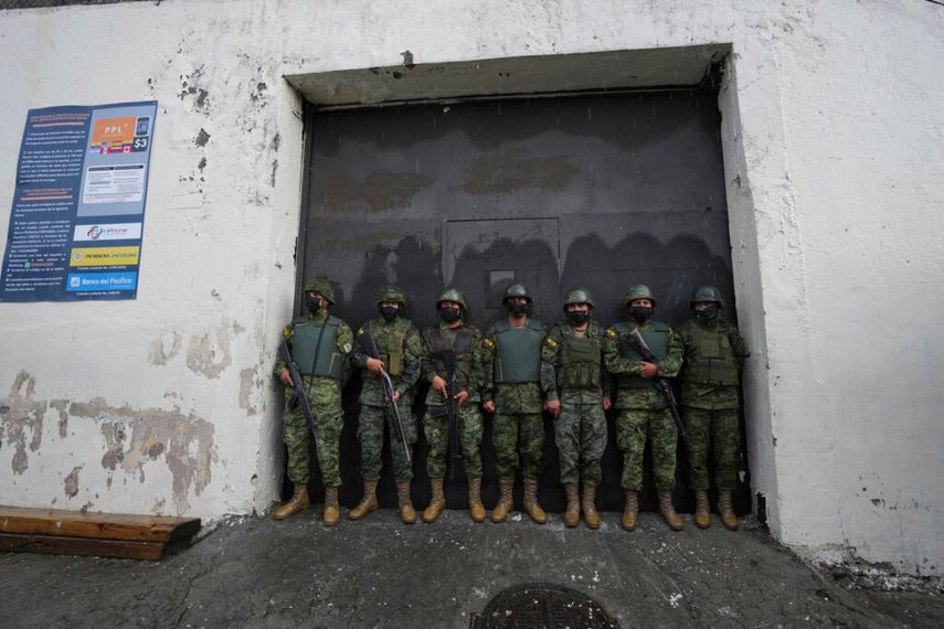Militares hacen guardia en la entrada de la prisión de El Inca donde ocho presos fueron asesinados en un motín carcelario, de acuerdo con el comandante de la policía, Víctor Herrera, en Quito, Ecuador.