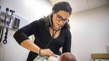 La doctora Jasmine Saavedra, una pediatra en la clínica Esperanza Health Centers, cuyos padres emigraron de México en la década de 1980, examina a Alondra Márquez, una bebé recién nacida en su clínica, en Chicago. 
