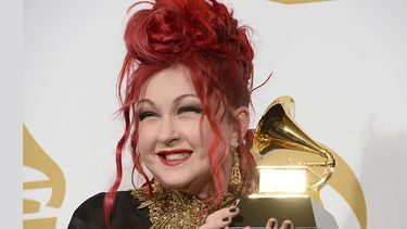 La cantante estadounidense posa con el trofeo Grammy que obtuvo por la composición del tema musical de la producción de Broadway Kinky Boots en 2014. (EFE)