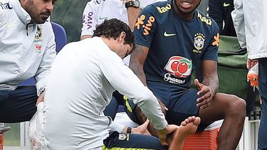 El centrocampista será evaluado nuevamente mañana por el cuerpo médico de la selección, para saber qué tan grave pudo ser el golpe.