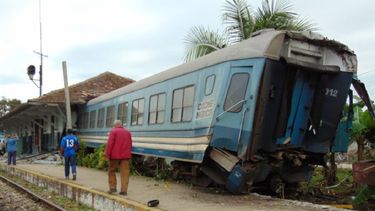 El coche médico de un tren de pasajeros con servicio nacional fue impactado por la locomotora de un tren de carga y terminó dentro de la estación ferroviaria de Colón, en Sancti Spíritus.