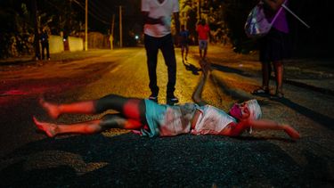 Una devota en una calle durante la procesión de San Lázaro en El Rincón, provincia de La Habana, Cuba, el 17 de diciembre de 2020. &nbsp;