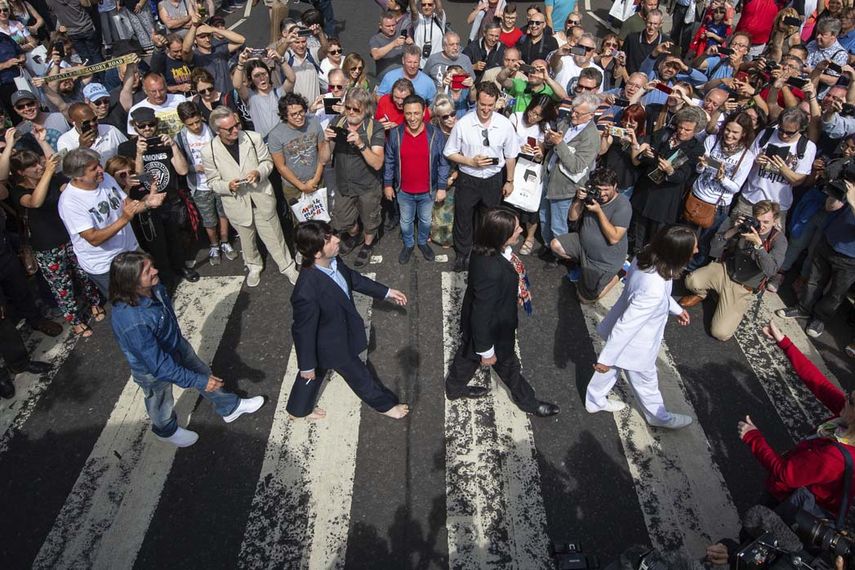 A las 11:35 a.m. del 8 de agosto de 1969, el fotógrafo Iain Macmillan retrató a John, Paul, George y Ringo cruzando en fila la cebra blanco y negro fuera de los estudios Abbey Road mientras un policía detenía el tráfico.