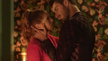 Los actores españoles Diana Gómez y Maxi Iglesias en una escena de la serie&nbsp;Valeria.