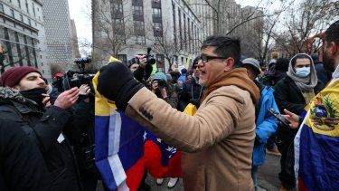 Manifestantes se congregan frente al Tribunal Federal Daniel Patrick Moynihan mientras el derrocado dictador venezolano, Nicolás Maduro, aguarda su audiencia de lectura de cargos el 5 de enero de 2026 en Nueva York. &nbsp;