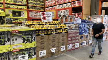 Para la temporada ciclónica debe tener desde linternas y generadores de electricidad hasta radios portátiles, lonas para techos, baterías, etc.