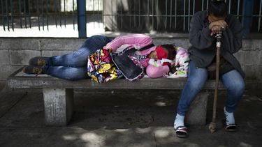 Familiares de pacientes con el coronavirus esperan autorización para visitar a sus parientes en la unidad de COVID-19 del Hospital José Gergorio Hernández de Caracas el 4 de octubre del 2020. El hospital está desbordado por la pandemia del coronavirus y la crisis económica de Venezuela y los familiares de los pacientes del COVID les llevan comida, ropa, sábanas y los bañan para asegurarse de que reciben esa atención básica.