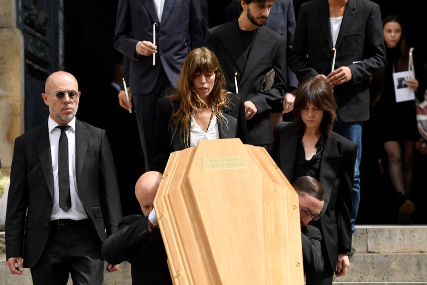 Las hijas de Jane Birkin, la actriz franco-británica Lou Doillon, Charlotte Gainsbourg, y el hijo de Charlotte Gainsbourg, Ben Attal, reaccionan mientras caminan detrás del ataúd de la fallecida cantante y actriz británica-francesa al final de la ceremonia fúnebre en la iglesia de Saint-Roch en París, Francia, el 24 de julio de 2023.