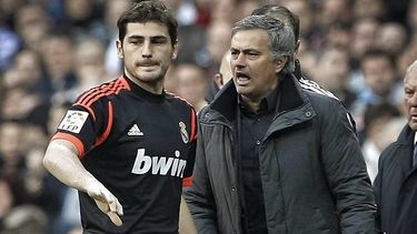 Casillas recibiendo instrucciones de Mourinho cuando este dirigía al Real Madrid (EFE)