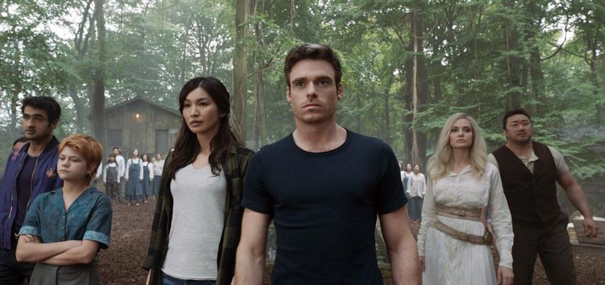 En esta imagen difundida por Marvel Studios Kumail Nanjiani, Lia McHugh, Gemma Chan, Richard Madden, Angelina Jolie y Don Lee en una escena de Eternals.&nbsp;