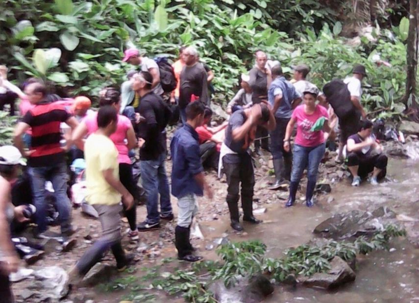 Un grupo de migrantes cubanos cruza la selva colombiana con destino a Panamá.
