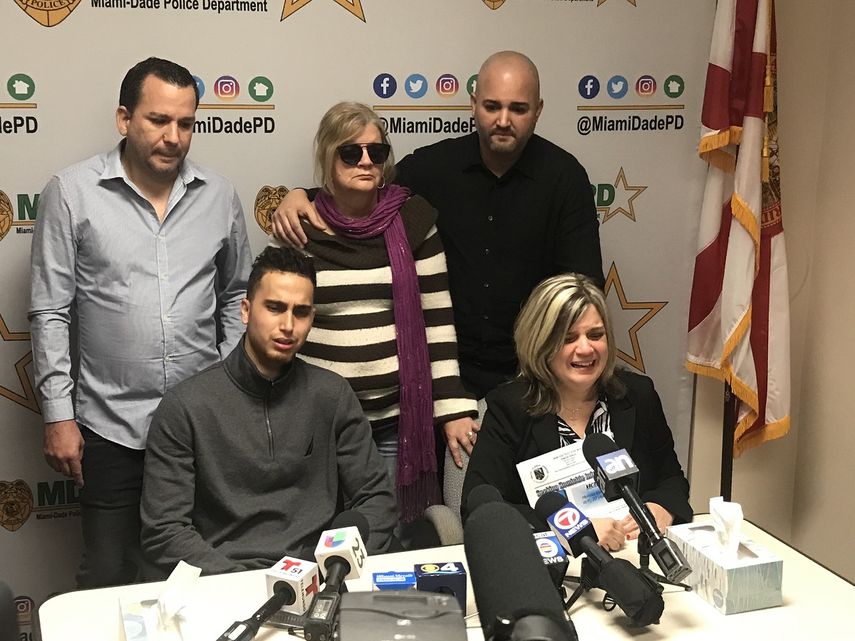 Sheila N&uacute;&ntilde;ez, la madre de la joven Melissa Gonz&aacute;lez, ofrece declaraciones en rueda de prensa, acompa&ntilde;ada del novio y otros familiares de la joven de 22 a&ntilde;os que perdi&oacute; la vida por un disparo en la I-95.