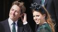En esta fotografía del 31 de agosto de 2019 la princesa Beatriz y su esposo Edoardo Mapelli Mozzi en la boda de Ellie Goulding y Caspar Jopling, en York, Inglaterra.