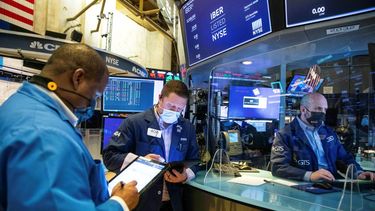 Corredores de la Bolsa de Nueva York trabajan en el piso de remate.