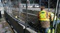 Varios trabajadores instalan alambre de navajas entre barreras en los alrededores del Centro de Gobierno del condado de Hennepin, el miércoles 23 de febrero de 2021, en Minneapolis, como parte de las medidas de seguridad en preparación para el juicio del expolicía de Minneapolis Derek Chauvin, acusado de matar a George Floyd durante un arresto en mayo pasado en Minneapolis. Varios trabajadores instalan alambre de navajas entre barreras en los alrededores del Centro de Gobierno del condado de Hennepin, el miércoles 23 de febrero de 2021, en Minneapolis, como parte de las medidas de seguridad en preparación para el juicio del expolicía de Minneapolis Derek Chauvin, acusado de matar a George Floyd durante un arresto en mayo pasado en Minneapolis.