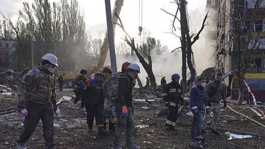 En esta imagen proporcionada por el servicio ucraniano de emergencias, rescatistas trabajan en el lugar de un ataque dañó edificios residenciales en Zaporiyia, Ucrania, el domingo 9 de octubre de 2022.&nbsp;