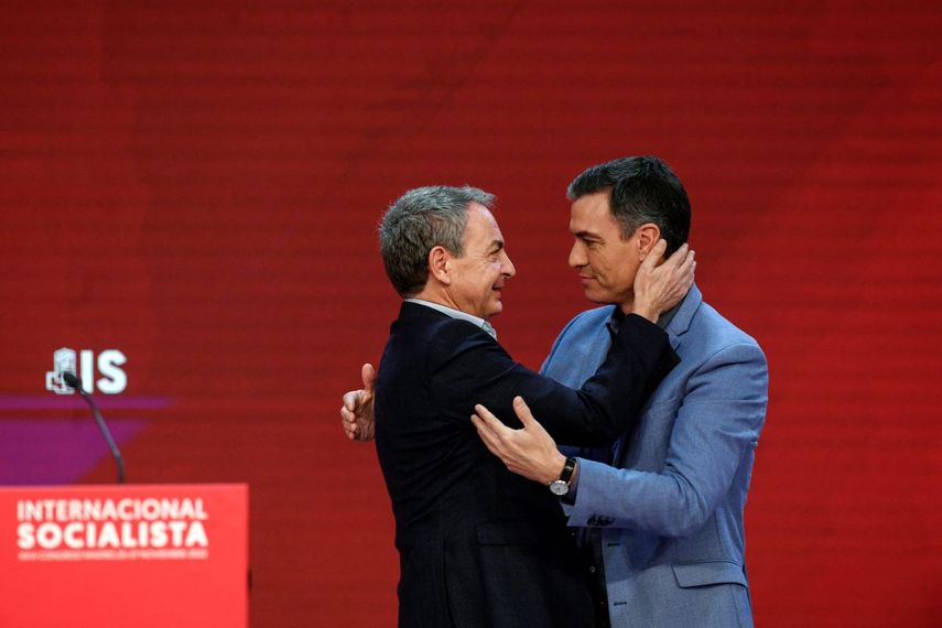 El presidente del gobierno español, Pedro Sánchez, abraza al expresidente español José Luis Rodríguez Zapatero durante el 26º Congreso de la Internacional Socialista en Madrid el 27 de noviembre de 2022.