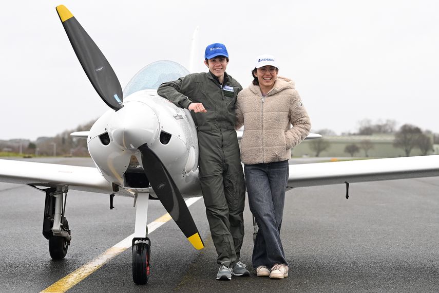Piloto de 16 años quiere batir récord de vuelta al mundo en solitario
