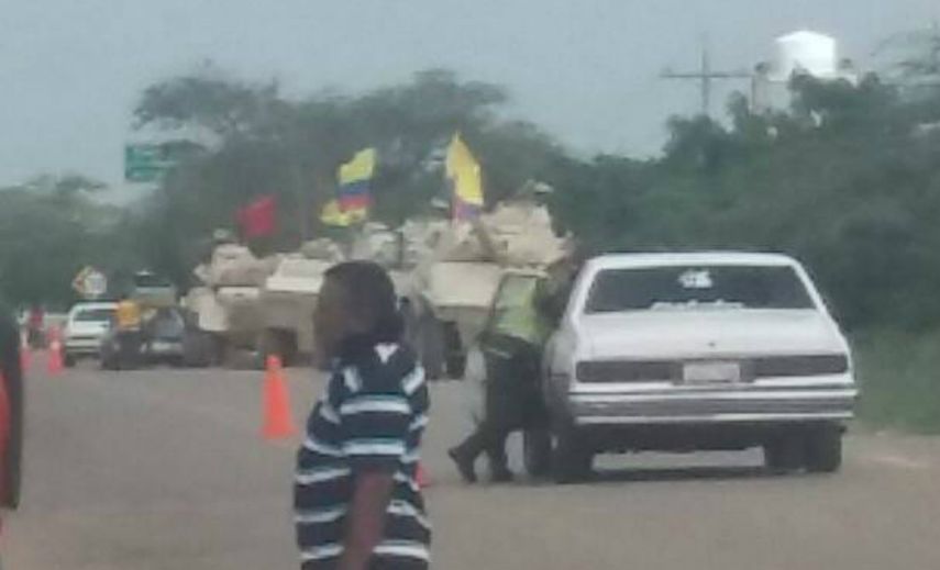 Weildler Guerra, gobernador del departamento de La Guajira, señaló que esos carros blindados están situados a once kilómetros de Paraguachón para combatir el contrabando.