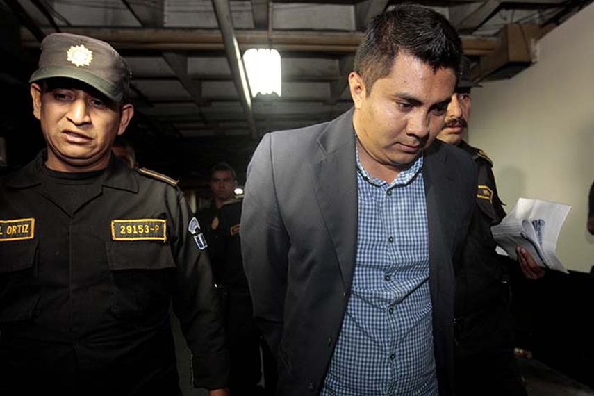 El jefe del Departamento de Material Móvil de la Policía Nacional Civil de Guatemala, Mario de Jésus Ovando López, es escoltado por autoridades tras ser capturado en Ciudad de Guatemala. (EFE(