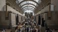 La gente visita el Museo de Orsay en París, el 30 de agosto de 2023. Los principales museos en la capital francesa se llenaron en 2023, batiendo récords de asistencia o volviendo a los niveles de 2019.
