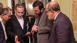 Esta imagen, proporcionada por Khabar Online el 12 de abril de 2025, muestra al ministro de Asuntos Exteriores de Irán, Abbas Araghchi (2.º por la izq.), hablando con miembros de la delegación iraní tras una reunión en Mascate.