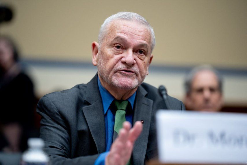 El Dr. David Morens habla durante una audiencia del Subcomité Selecto de la Cámara sobre la Pandemia de Coronavirus en el Capitolio el 22 de mayo de 2024 en Washington, DC.