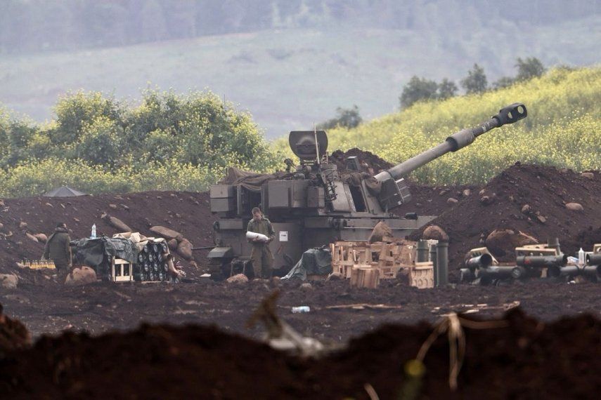 Una artillería israelí dispara proyectiles hacia objetivos en el Líbano en una posición no revelada cerca de la frontera entre Israel y el Líbano, el 15 de marzo de 2026. El ejército israelí declaró que está llevando a cabo ataques en todo el Líbano dirigidos a la infraestructura y al personal de Hezbolá.&nbsp;