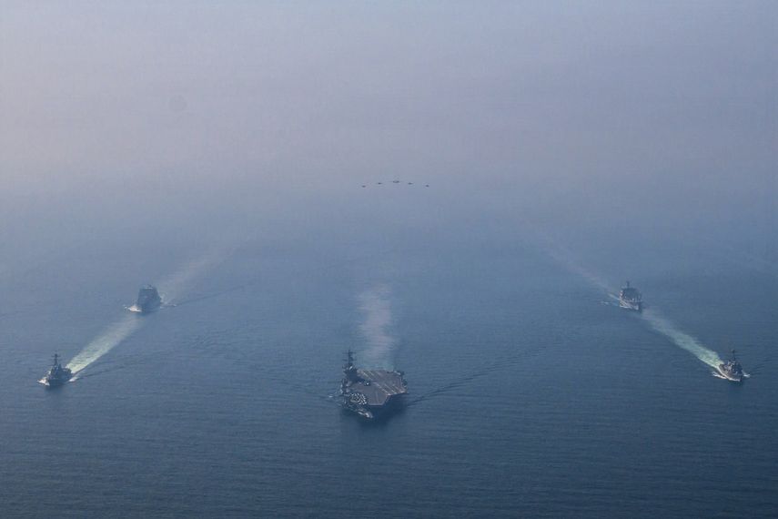 El portaaviones de clase Nimitz USS Abraham Lincoln (CVN 72), los destructores de misiles guiados clase Arleigh Burke USS Michael Murphy (DDG 112) y USS Frank E. Petersen Jr. (DDG 121), el petrolero de reabastecimiento de flota clase Henry J. Kaiser USNS Henry J. Kaiser (T-AO-187) y el buque de carga seca clase Lewis y Clark USNS Carl Brashear (T-AKE 7), navegan en formación en el Mar Arábigo, el 6 de febrero.