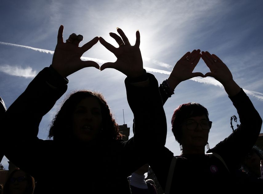 Momento de la concentración, este miércoles en la Plaza del Castillo de Pamplona, convocado por la Coordinadora Feminista de Navarra para unirse al Paro Internacional de Mujeres (PIM) en el que ciudadanas de todo el mundo anteponen la solidaridad como arma contra la actual violencia social, legal, sexual, política, moral y verbal que sufren en todo el mundo. &nbsp;