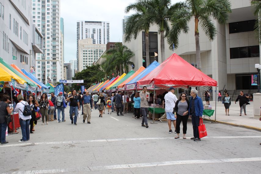 Ambiente en la edición anterior de la Feria del Libro de Miami.