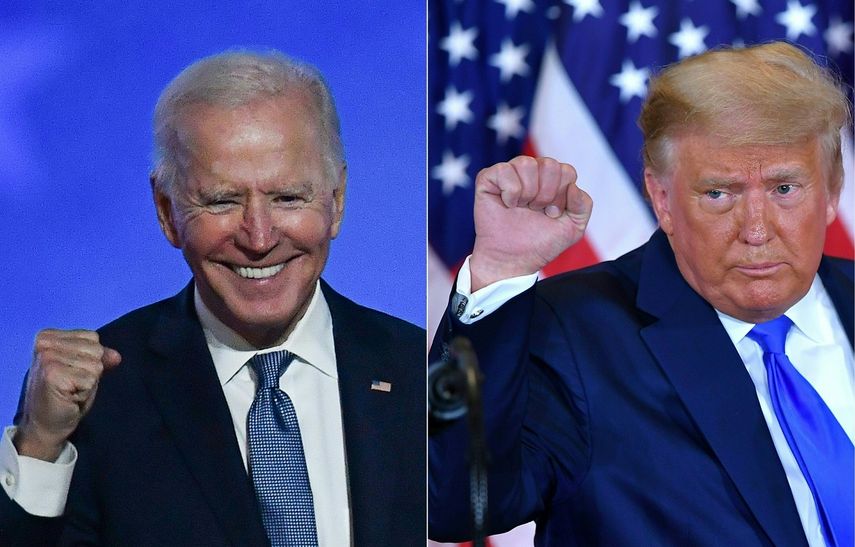Esta combinación de imágenes creadas el 4 de noviembre de 2020 muestra al candidato presidencial demócrata Joe Biden (izquierda) en Wilmington, Delaware, y al presidente de Estados Unidos, Donald Trump (derecha) en Washington, DC, ambos levantando el puño durante un discurso de la noche de las elecciones a principios de noviembre.&nbsp;