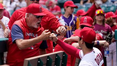 El manager de los Angelinos de Los Ángeles Joe Maddon (izquierda) saluda a Shohei Ohtani previo a un juego contra los Azulejos de Toronto, el domingo 29 de mayo de 2022 en Anaheim.&nbsp;
