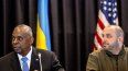El secretario de Defensa de Estados Unidos, Lloyd Austin (izquierda), y el ministro de Defensa de Ucrania, Rustem Umerov, durante una reunión del Grupo de Contacto para la Defensa de Ucrania, en la base aérea Ramstein, en Alemania, el 19 de marzo de 2024.&nbsp;