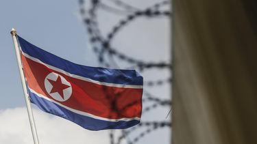 Fotografía de archivo del 14 de marzo de 2017 que muestra la bandera de Corea del Norte mientras ondea en la embajada del país en Kuala Lumpur (Malasia).