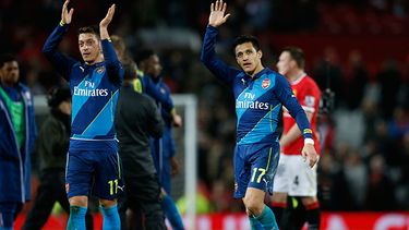Los londinenses ganaron 2-1 en Old Trafford (AP)