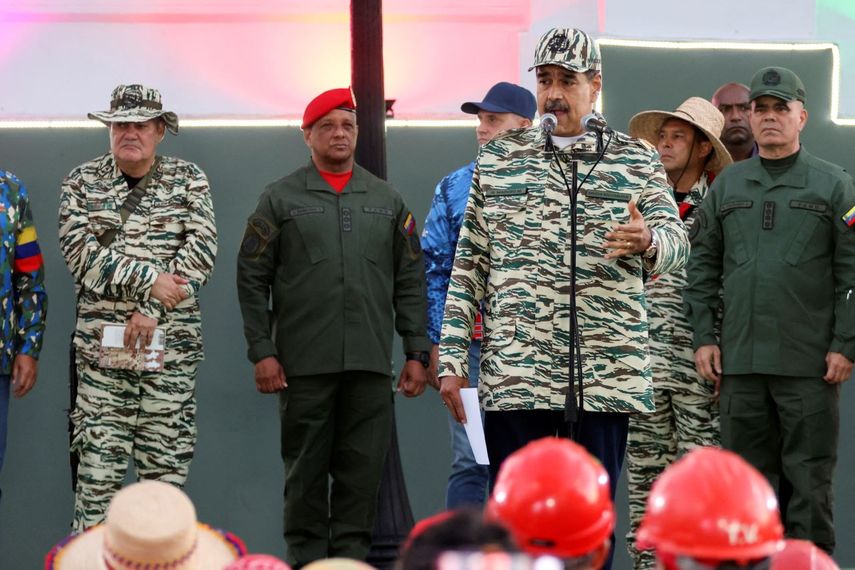 El dictador chavista Nicolás Maduro junto al jefe de las Fuerzas Armadas, Padrino Lòpez.