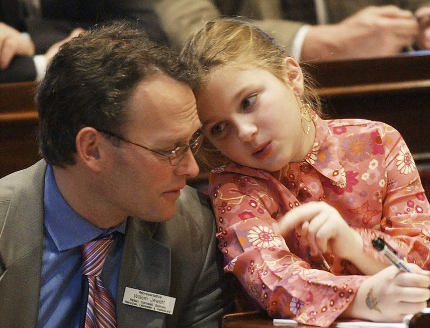 El representante de Vermont, Willem Jewett, demócrata por Ripton, a la izquierda, conversa con su hija, Anneke, durante el primer día de la legislatura en Montpelier, Vermont, el 5 de enero de 2004.&nbsp;