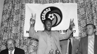 Pelé, del Cosmos de Nueva York, saluda en una conferencia de prensa, el 29 de septiembre de 1977. Aunque ORey sea conocido como el mejor jugador de la historia en el fútbol, su participación en la MLS fue de poco agrado para el público estadounidense que prefería seguir viendo otros deportes como el béisbol, baloncesto o el Fútbol Americano, que es dueño de la sintonía nacional