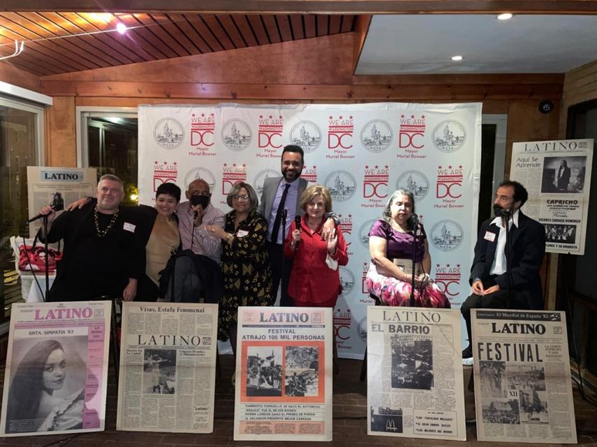 Detrás de las portadas del periódico El Latino de Washington, DC vemos a José Gutiérrez, Jackie Reyes-Yanes, Antonio Montes, Nelly Carrión, Eduardo Perdomo, Sonia Gutiérrez, Socorro Bueno y Luis Sánchez Espinar.&nbsp;