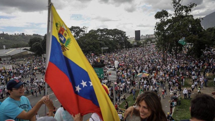 La Consulta Popular cuenta con el apoyo del gobierno de Juan Guaidó; de la Asamblea Nacional, de al menos 38 organizaciones políticas y sociales en todo el país, además de contar con un sin número de apoyos y colaboradores, en el ámbito internacional. En esta foto de archivo: Venezolanos durante una marcha en Caracas