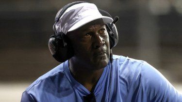 Michael Jordan, miembro del Salón de la Fama de la NBA y copropietario de 23XI Racing, observa durante la carrera Cook Out Southern 500 de la NASCAR Cup Series en el Darlington Raceway el 31 de agosto de 2025 en Darlington, Carolina del Sur. 