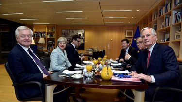 El presidente de la Comisión Europea, Jean-Claude Juncke (2º dcha), y el negociador de la UE para el Brexit, Michel Barnier (dcha), se reúnen con la primera ministra británica, Theresa May (2º izq), y el ministro británico para la Salida de la Unión Europea, David Davis (izq), en la Comisión Europea en Bruselas.