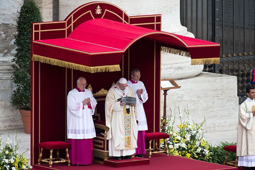 El papa Francisco (centro) sostiene una caja en la que se conservan las reliquias de San Pedro durante la misa del domingo 24 de noviembre de 2013. (Foto de AP/Andrew Medichini)