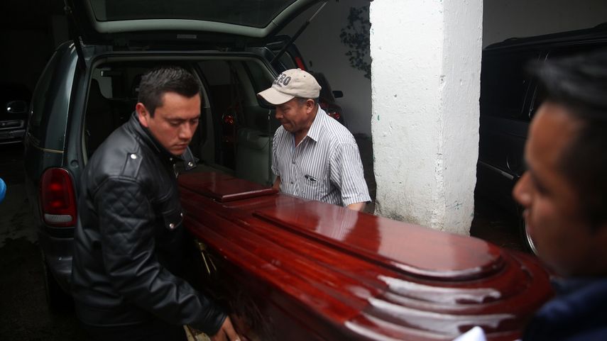 El cuerpo de la menor Keila Salguero es trasladado hacia una funeraria este jueves 9 de marzo de 2017, desde la morgue del Hospital Nacional San Juan de Dios en Ciudad de&nbsp;Guatemala.