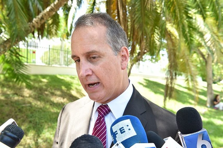 El congresista republicano del sur de la Florida, Mario Díaz-Balart, a su llegada a la ceremonia luctuosa en homenaje e Steven Sotloff, envío un mensaje de reclamo de acción al presidente Obama. (Álvaro Mata)